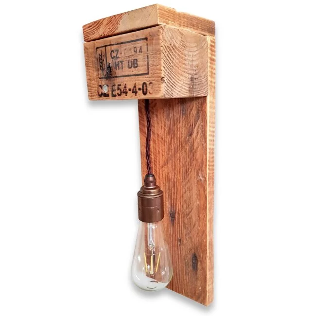 Wandlampe aus Europaletten mit Messing Fassung, geflochtenem braunen Kabel und Edison LED Birne Paletten-Design Altholz